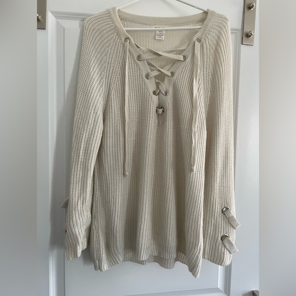 Main strip size large sweater.